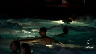 VIDEO | Bălăceală &icirc;n miez de noapte