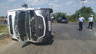 O femeie a murit şi alte cinci persoane au fost rănite, &icirc;n urma unui accident &icirc;n care au fost implicate un microbuz şi un autoturism; după impact, microbuzul s-a răsturnat
