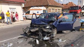 Accident grav &icirc;n Maramureș! Un mort şi doi răniţi, după ce două mașini s-au ciocnit frontal