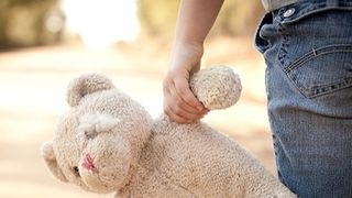 VIDEO | Caz terifiant la Reșița: Un tată și-ar fi agresat sexual fetița de numai trei ani și jumătate. E cutremurător ce le-a povestit copila psihologilor