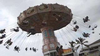 Fetiță rănită &icirc;n Mureș, după ce s-a rupt caruselul &icirc;n care dădea la o petrecere organizată pentru Zilele Comunei