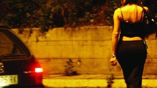 Doi bărbaţi şi o femeie, reţinuţi de DIICOT Braşov după ce ar fi obligat o tânără să se prostitueze! Ea a reuşit să sune la 112 pentru a cere ajutor