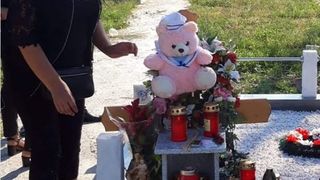 Cum arată morm&acirc;ntul tinerei incendiate &icirc;n Buzău! Mama fetei, mesaj sf&acirc;șietor