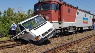 Un cetăţean italian a murit după ce maşina în care se afla a fost lovită de un tren marfar