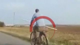 VIDEO | Cu bomba pe bicicletă