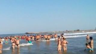 VIDEO | Lanț uman pentru salvarea unui bătr&acirc;n de la &icirc;nec. Imaginile sunt impresionante