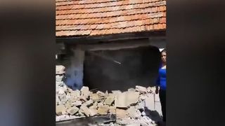 Accident terifiant pe DN 1. Un șofer a intrat cu mașina &icirc;ntr-o casă