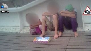 VIDEO | Copii trimiși la cerșit pe litoral. Anchetă cu camera ascunsă