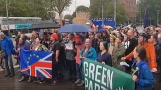 Mii de britanici au ieșit &icirc;n stradă miercuri seară, după ce premierul Boris Johnson a anunțat că suspendă activitatea Parlamentului