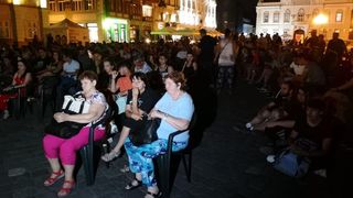 Central European Film Festival Timișoara: Zeci de cinefili s-au strâns în prima seară de proiecții, în Piața Unirii din Timișoara