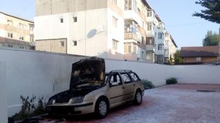 Un preot din D&acirc;mboviţa a dat foc maşinii soţiei c&acirc;nd a aflat că femeia a plecat la mare