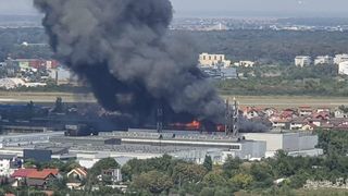 VIDEO | ZI DE FOC pentru pompierii din Capitală. Incendiu uriaș în nordul Capitalei și o explozie puternică la o fabrică
