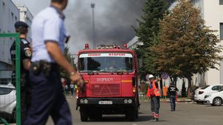 Prefectul Capitalei, despre incendiul de la un depozit din nordul Bucureştiului: Focul este localizat, dar în schimb nu va fi stins decât probabil mâine