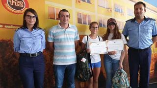 Două fete de 12 ani au predat Poliţiei un portofel plin cu bani pe care l-au găsit într-un parc