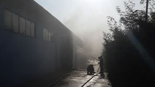 Incendiu la un depozit de materiale industriale din comuna Butimanu, în care ar putea fi nitroglicerină solidă 