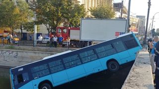 VIDEO EXCLUSIV | Motivul incredibil pentru care nici acum nu a fost scos autobuzul STB din Dâmbovița