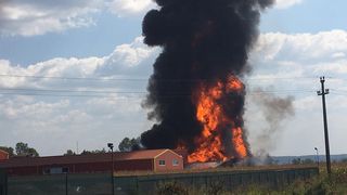 V&acirc;lcea: Explozie urmată de incendiu la o societate de preparare lacuri şi vopsele &icirc;n Mihăeşti; se degajă fum toxic