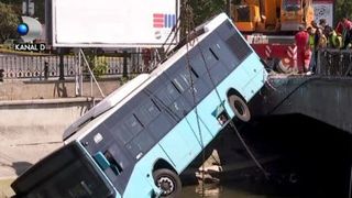 VIDEO | Scene șocante în capitalã unde un autobuz al regiei de transport București s-a prãbușit în Dâmbovița