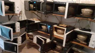 Alune r&acirc;ncede prăjite &icirc;n cuptoare cu microunde, &icirc;n condiţii insalubre, descoperite de Protecţia Consumatorului la un operator economic din Bucureşti