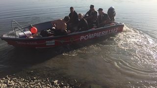 Fată dispărută &icirc;n apele Dunării, căutată de pompieri şi scafandri