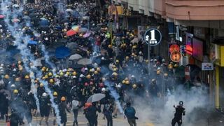 Protestatarii din Hong Kong au ameninţat că vor bloca căile rutiere spre aeroport; Circulaţia trenurilor spre aeroport a fost suspendată