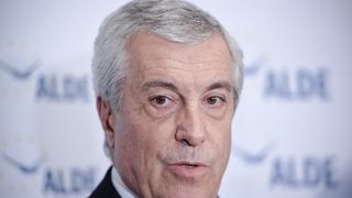 Tăriceanu: Viorica Dăncilă a ajuns să promită cam tuturor parlamentarilor ALDE chiar portofolii ministeriale, doar-doar &icirc;i va convinge să i se alăture, iar acum a scos pe "tarabă" funcţia de preşedinte al Senatului
