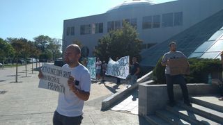 VIDEO | Viorica Dăncilă, huiduitã de tineri protestatari și aplaudatã de pensionari!