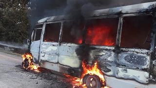 Microbuz plin de persoane mistuit de flăcări. Pompierii au intervenit cu autospeciale