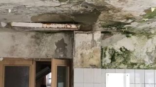 Spitalul groazei. Instrumentarul zace părăsit &icirc;ntre pereți cu mucegai, care se năruie