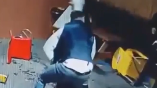 Rupți &icirc;n bătaie cu mese, scaune și sticle &icirc;ntr-un bar