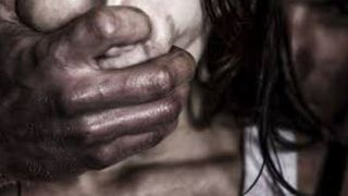 Minoră de 14 ani abuzată sexual de cel care trebuia să o supravegheze