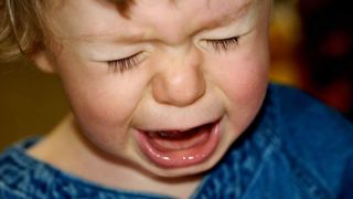 Copilaş rom&acirc;n de 4 ani găsit pl&acirc;ng&acirc;nd pe străzile din Cagliari, căut&acirc;nd cu disperare ajutor