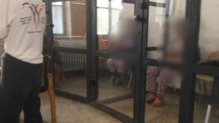 Revoltător ce se întâmplă cu pacienții cu dizabilități.  Închiși în cuști și legaţi cu cârpe, de paturi, la spital