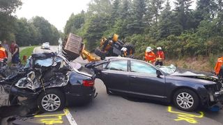 Accident îngrozitor: Audi A6 rupt în două de un excavator. Șoferul a murit pe loc