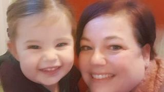 Fetiță de 3 ani, răni groaznice la picioare după ce a purtat o pereche de sandale noi: "Le-a incaltat doar zece minute"