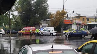 Mașină de poliție lovită în plin în trafic