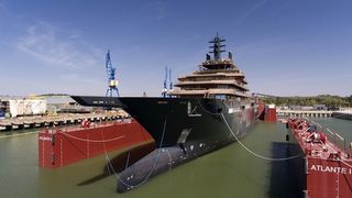 Cel mai mare iaht din lume a părăsit şantierul naval din Tulcea