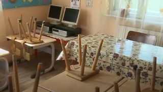 Incredibil! Copiii &icirc;nvață &icirc;ntr-o sală de clasă amenajată &icirc;n casa unui vecin