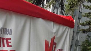 Uluitor ce s-a întâmplat cu cortul amenajat pentru strângerea de semnături pentru candidatura Vioricăi Dăncilă. Ce au făcut protestatarii
