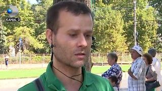 VIDEO | Un rom&acirc;n muncește pentru ca altul să stea: &bdquo;Lucrez ca ingrijitor la scari, femeie de serviciu&rdquo;