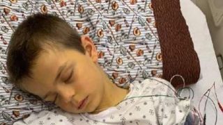 O asistentă i-a devenit îngerul păzitor unui băiețel. A fost  salvat de la moarte