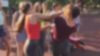 VIDEO | Copilă umilită și lovită de mai multe fete, &icirc;n București. Reacția poliției