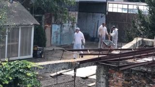 Criminaliştii au găsit camera unde Dincă &icirc;şi tortura victimele. Intrarea &icirc;n buncăr era mascată cu fiare, cutii şi butoaie