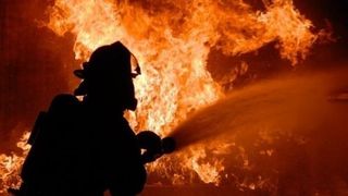 Incendiu într-un bloc din Negreşti, proprietarul suferind arsuri pe 70 la sută din corp!  Alte 20 de persoane, evacuate de pompieri din cauza fumului şi a gazelor toxice