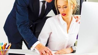 Bărbat acuzat de hărțuire sexuală. Prin ce momente umilitoare a trecut angajata unui om de afaceri