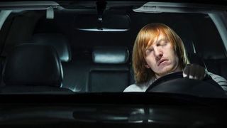 Scene șocante pe șosea. Șoferul unui autoturism a adormit la volan în timp ce mașina se deplasa cu viteză, iar persoara pe care o avea în dreapta făcea același lucru