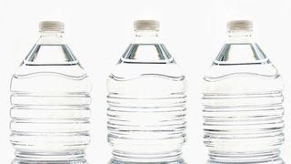 Particule de plastic în apa plată pe care o bem! Acesta este motivul pentru care oamenii manifestă simptome gastro-intestinale severe