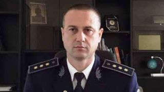 Fratele lui Alexandru Cumpănaşu s-a dus la shopping cu maşina Poliţiei de Frontieră! Iliuţă Cumpănaşu e comisar-şef şi a fost fotografiat de un subaltern!