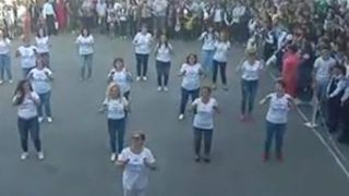 VIDEO | Profesoarele, dans &icirc;n curtea școlii. Imaginile au devenit virale