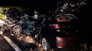 Accident cumplit &icirc;n Ungaria: Mașina făcută praf de un camion. Trei oameni au murit